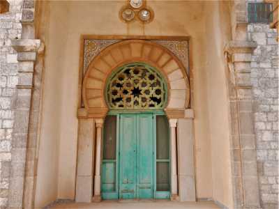 Difficile trovare in Puglia un luogo pi� romantico dell'ingresso-balcone monumentale, caratterizzato dall�elegante porticato a quattordici colonne accoppiate che reggono gli archi orientaleggianti